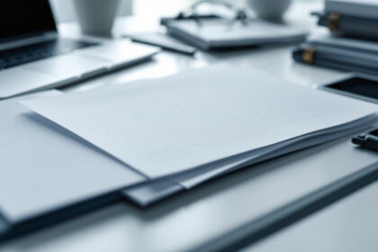 découvrez des méthodes pratiques et simples pour organiser efficacement vos documents professionnels, gagner du temps et améliorer votre productivité au travail.